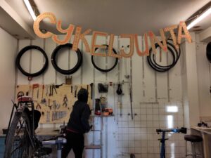 Big sign Cykeljunta and tools and tires in the wall